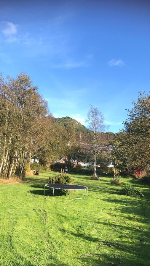 Apartament Den Gule Huset Lyngdal Zewnętrze zdjęcie